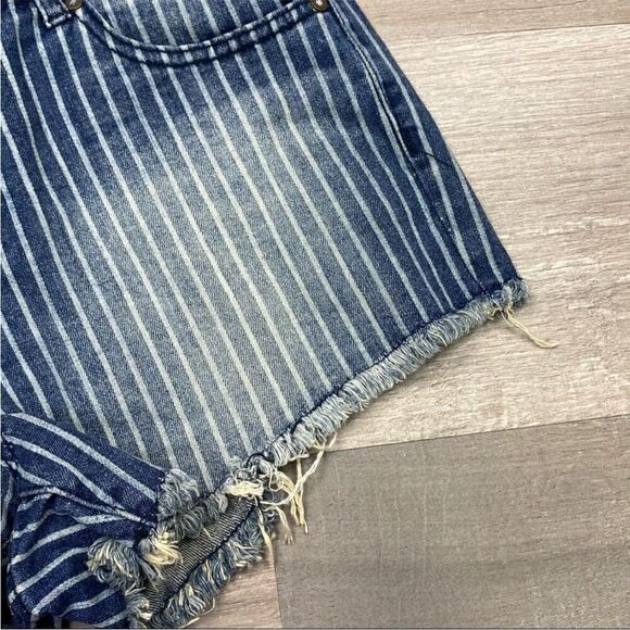 Freestyle Revolution Pinstriped Raw Hem High Rise Jean Shorts Juniors 7 - Picture 4 of 10